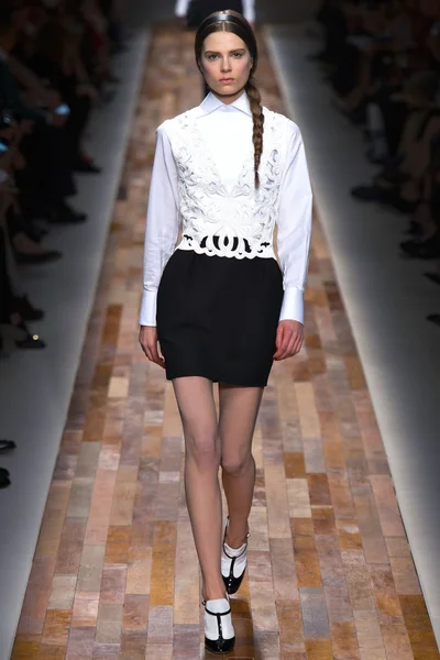 Look 16